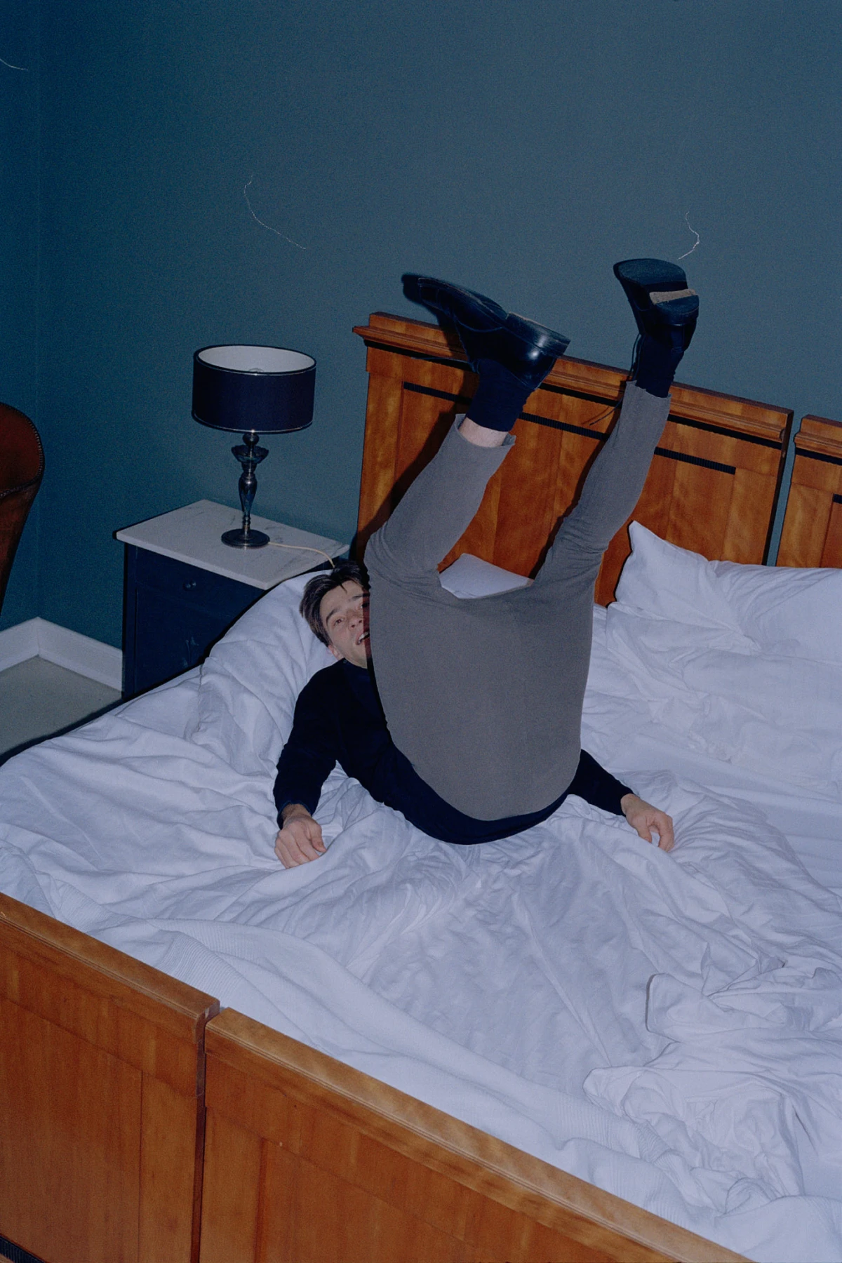 Ein Mann liegt auf dem Bett